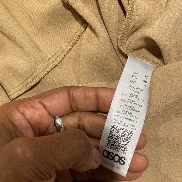 Asos jumpsuit .SZ 8 features fabric belt, front zip and snaps closure. - Picture 5 of 8